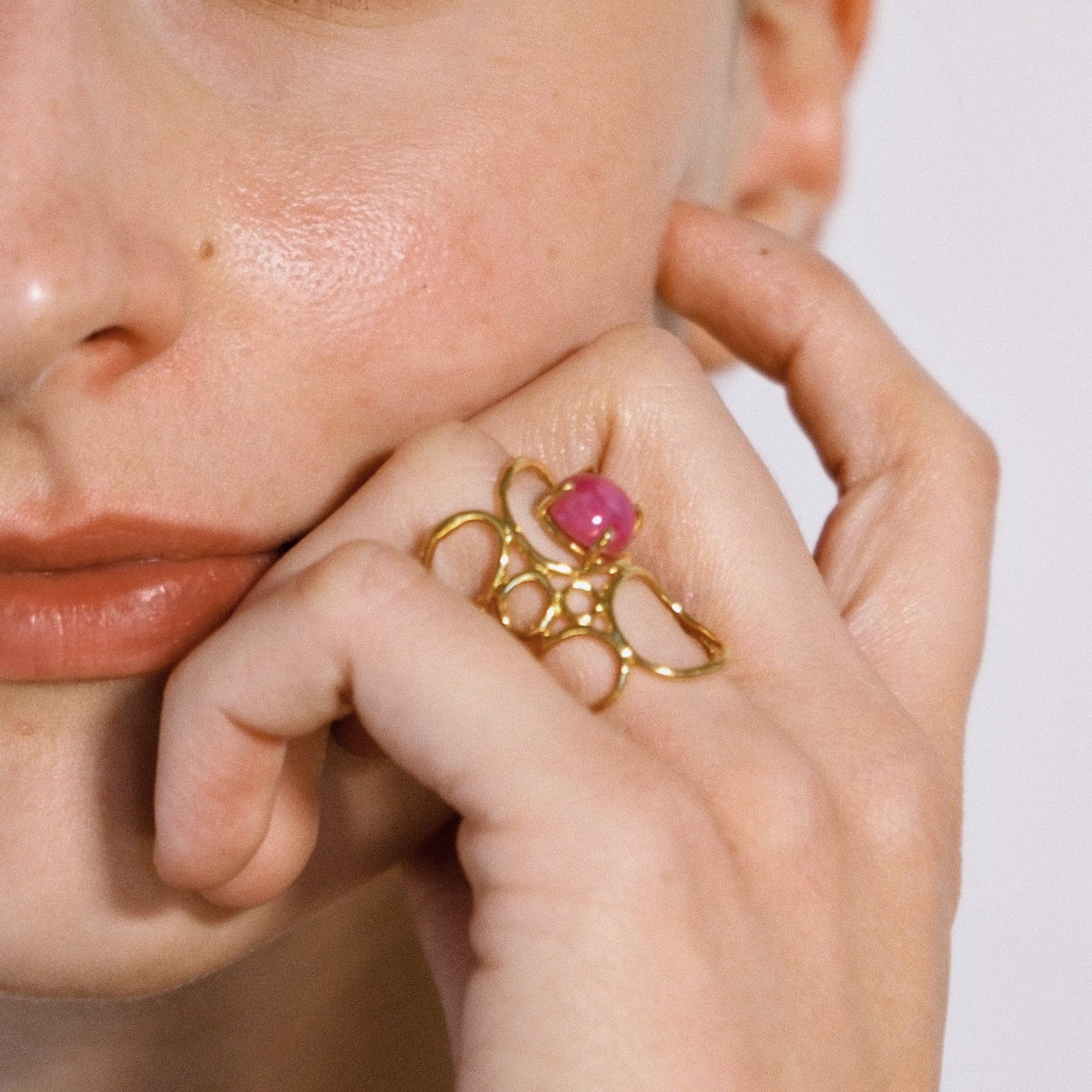 OLLA Ring – Gold-plated with pink sapphire