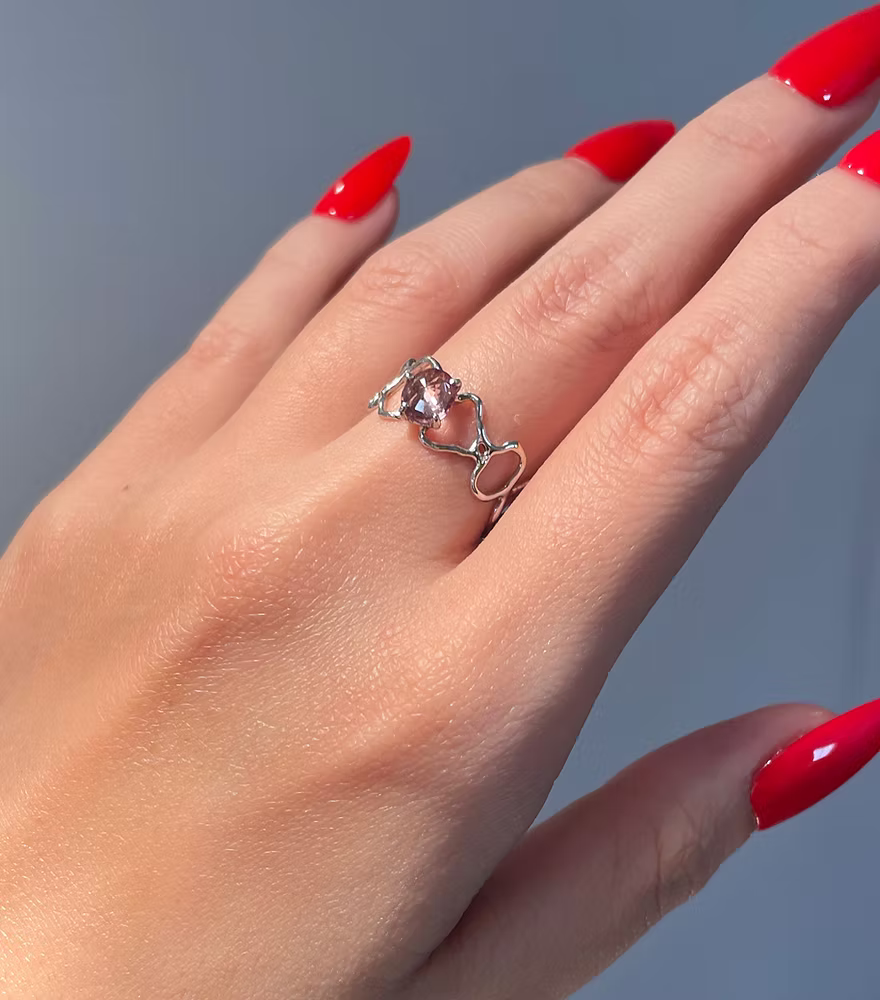 
                      
                        FLORENCE Ring – Silber mit rosa Spinell
                      
                    