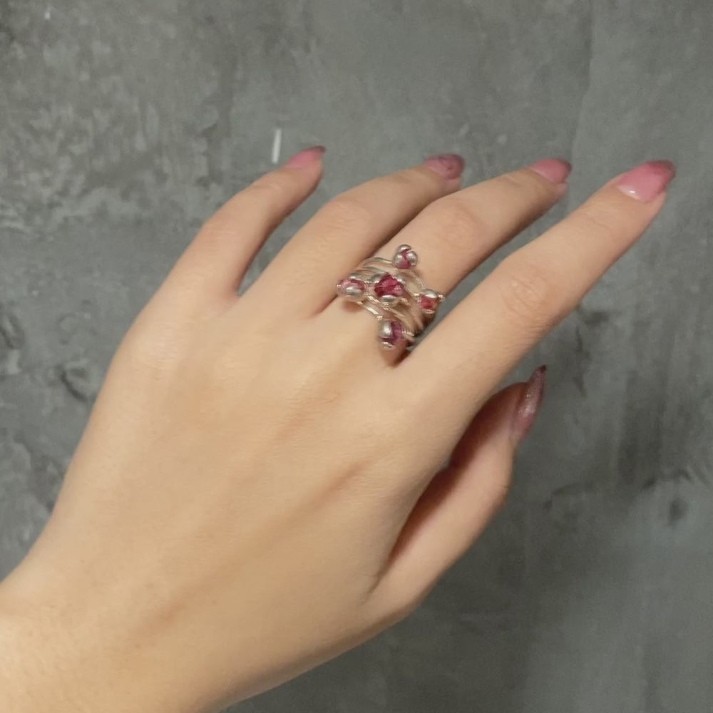 
                      
                        Video in der Galerie ansehen und abspielen, SAKURA Ring – Silber mit rosa Spinell
                      
                    